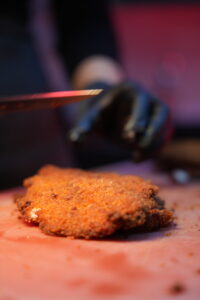ortakoy-fast-food-mutfakta-tavuk-dograyan-asci-the-best-kitchen