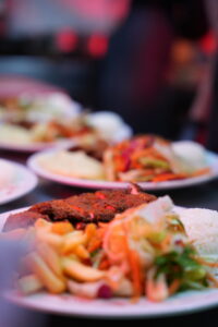Beşiktaş Abbasağa'daki The Best Kitchen fast food restoranında hazırlanan çıtır tavuk ve hamburger sunumu.